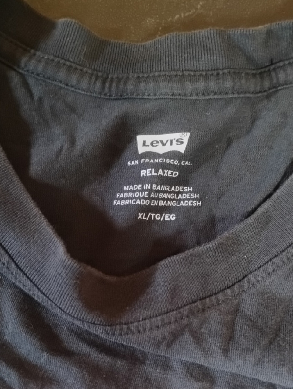 Levi's Black Tee with Colorful Ocean Graphic Xl - Picture 5 of 5